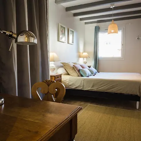 Meubles De Tourisme Griotte Et Cannelle *